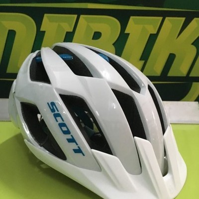 Capacete de bicicleta branco com o logótipo SCOTT em azul