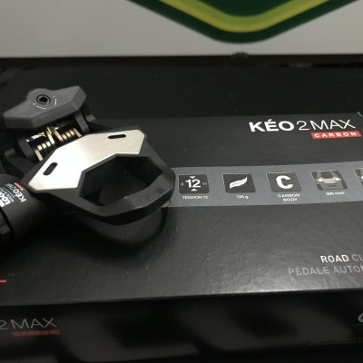 Pedal de bicicleta KÉO 2 MAX CARBON sobre caixa preta