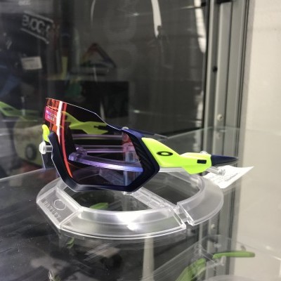 Óculos desportivos com lente espelhada e armação preta e amarela