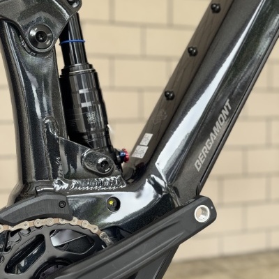 Detalhe do quadro e pedal de bicicleta Bergamont preta com suspensão Fox e corrente