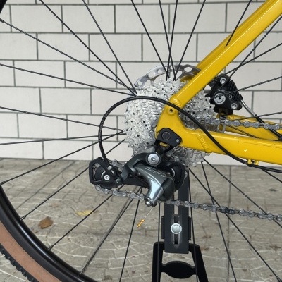 Roda traseira de bicicleta com aro preto e quadro amarelo