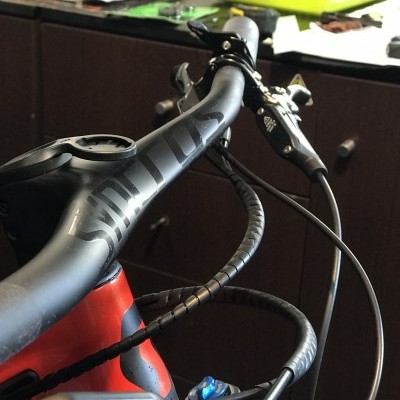 Guidão preto fosco de bicicleta com fita preta e inscrições S-WORKS e GUIDE