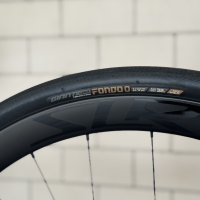 Pneu black GIANT GAVIA FONDO bicicleta com textos pressão e dimensões, roda preta