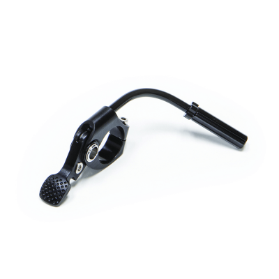 Peça metálica preta com pedal texturado e estrutura curva