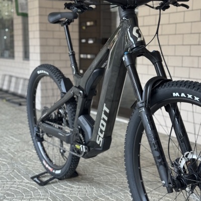 Bicicleta elétrica Scott cinza escuro com pneus Maxxis e suspensão Fox