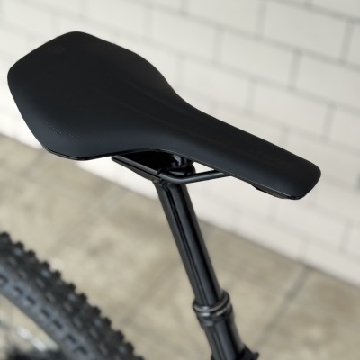 Assento de bicicleta de montanha preto com estrutura metálica preta