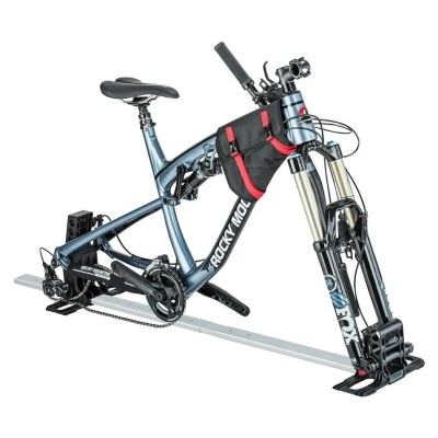 Bicicleta de treino estática azul metálica com saco preto e detalhes vermelhos no quadro