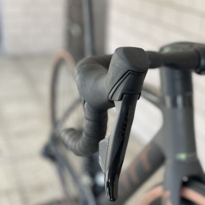 Manete de travão preto e punho de bicicleta de estrada cinzenta