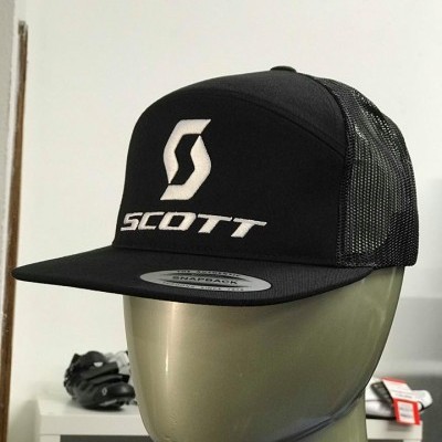 Boné preto SCOTT com pala plana em manequim prateado