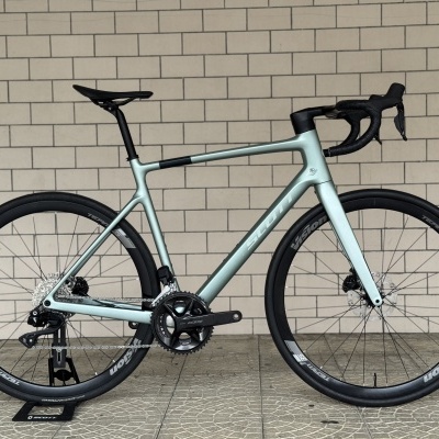 Bicicleta de estrada verde claro com quadro de carbono e pneus Vision Team 35