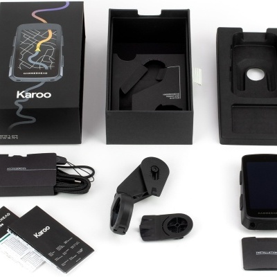 Produto Karoo com dispositivo, suporte, carregador, manuais e caixa