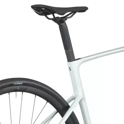 Parte traseira de bicicleta branca com selim preto e pneu SCHWALBE preto