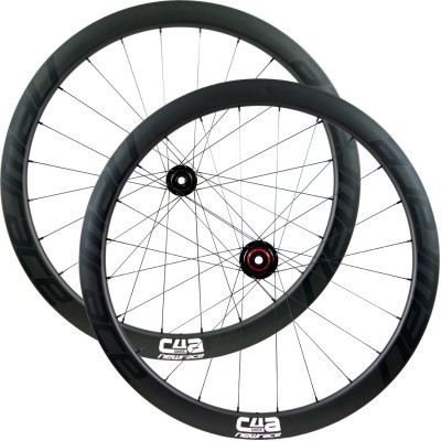 Conjunto de rodas de bicicleta em carbono preto fosco com detalhes brancos e vermelhos