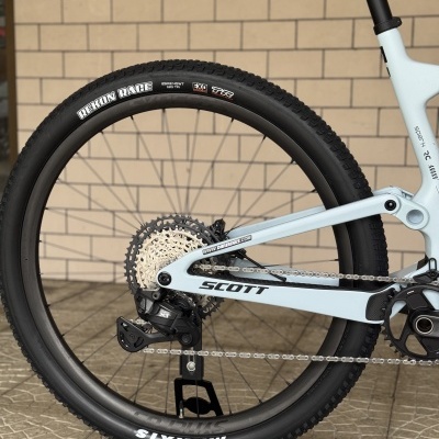 Roda traseira de bicicleta Scott com pneus Maxxis Rekon Race e transmissão Shimano XT