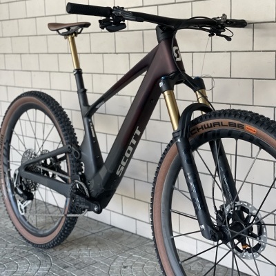 Bicicleta de montanha SCOTT com pneus Schwalbe e suspensão dianteira dourada