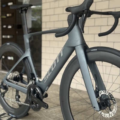 Bicicleta de estrada cinza fosco Scott com rodas pretas e travões de disco