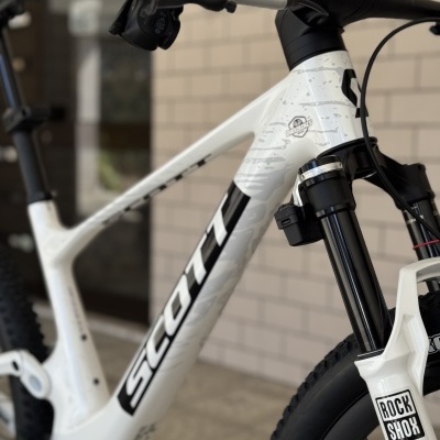 Bicicleta de montanha branca SCOTT com suspensão Rock Shox e guiador preto