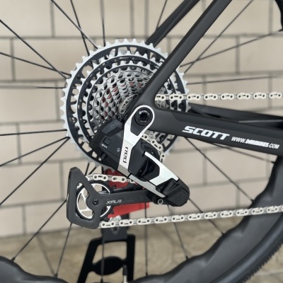 Roda traseira de bicicleta preta com componentes SRAM RED e logotipo SCOTT