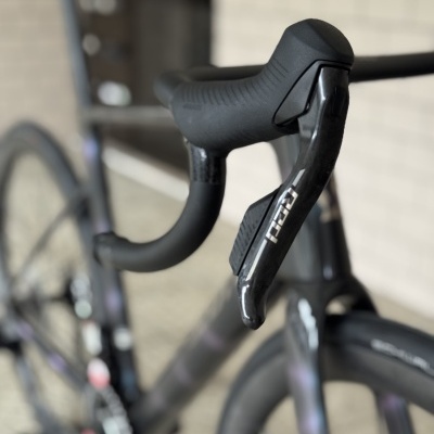Guiador de bicicleta de estrada preta com manete red em carbono