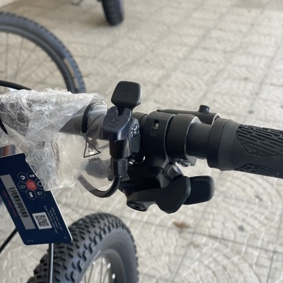 Guiador de bicicleta com punho preto e acessório eletrônico montado.