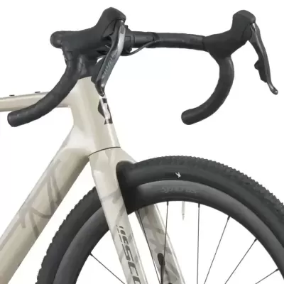 Bicicleta de corrida bege com guiador curvado preto e pneu com textura