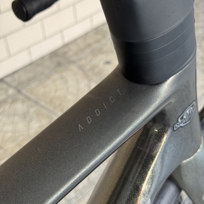 Quadro de bicicleta preto com texto ADDICT e textura mate