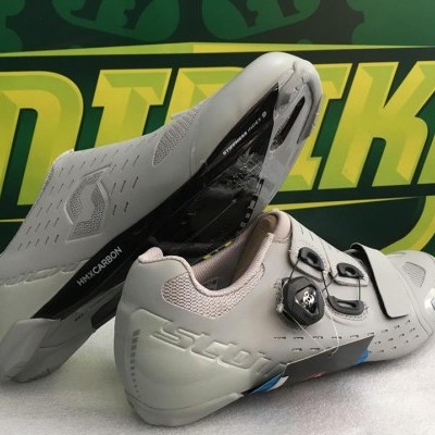 Sapatos de ciclismo brancos STORCK com fecho de rosca e sola preta cinza