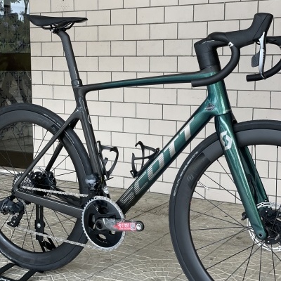 Bicicleta de estrada Scott verde escuro e preto com rodas aerodinâmicas