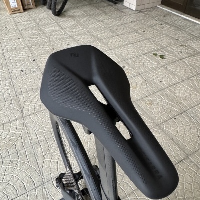 Selim de bicicleta de corrida preto com recorte central e textura antiderrapante