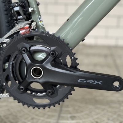 Pedaleira preta de bicicleta com inscrição GRX no quadro verde fosco