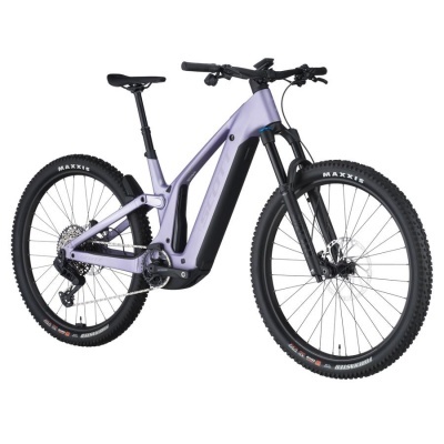 Bicicleta elétrica de montanha lilás com pneus Maxxis e suspensão dianteira