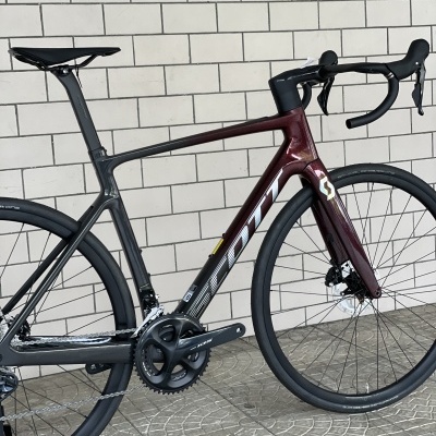 Bicicleta de estrada preta e vermelho granada com logótipo SCOTT