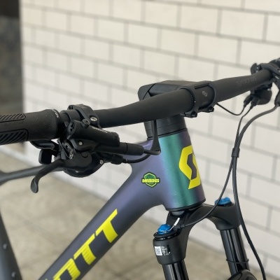 Bicicleta de montanha com quadro verde azul e logótipo SCOTT amarelo