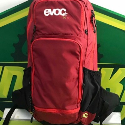 Mochila vermelha e preta evoc com texto CC 16 L
