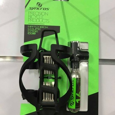 Porta-bidões preto Syncros com kit de ferramentas e cartucho CO2 em embalagem verde