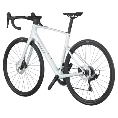 Bicicleta de estrada branca com quadro SCOTT e rodas pretas.