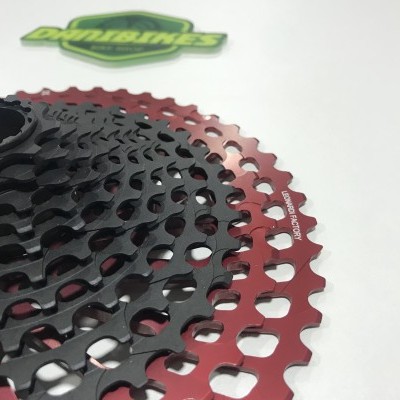 Conjunto de pinhões de bicicleta preto e vermelho com texto '42T' e 'X01 DH'