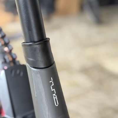 Peça preta metálica com texto branco LUNA impresso verticalmente