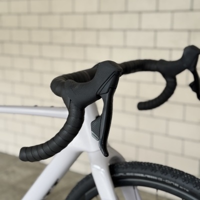 Guiador de bicicleta branca com travões e pneus