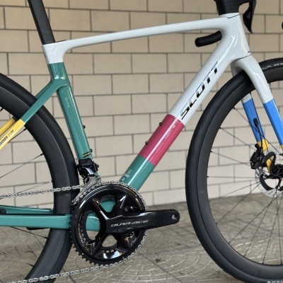 Bicicleta de estrada colorida com componentes DURA-ACE