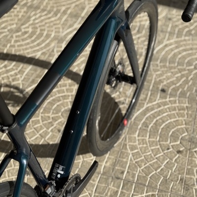 Bicicleta de estrada azul escuro com quadro em carbono e rodas de carbono