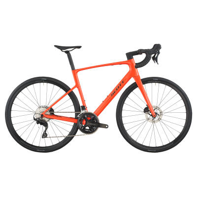 Bicicleta de estrada laranja com selim e guiador pretos e pneus Schwalbe One.