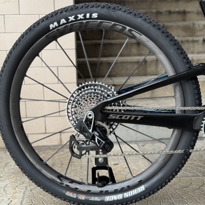 Roda traseira de bicicleta preta Maxxis Scott com suporte