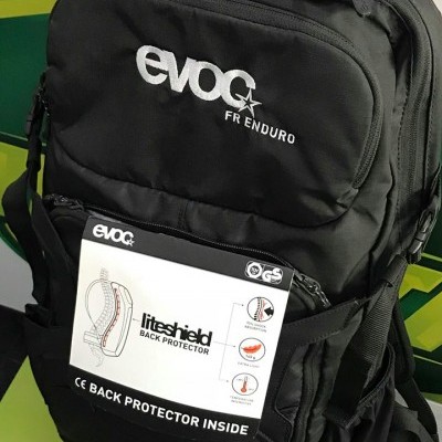 Mochila preta evoc FR ENDURO com etiqueta de protecção de costas