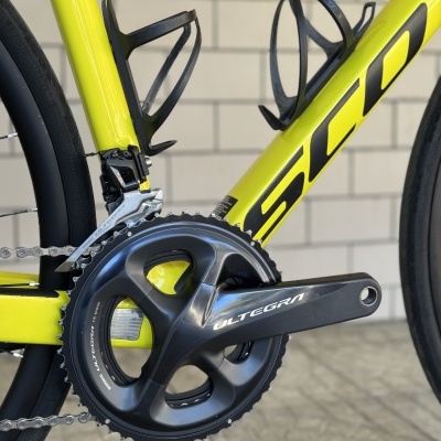 Bicicleta amarela com pedaleira ULTEGRA e suporte para bidão preto