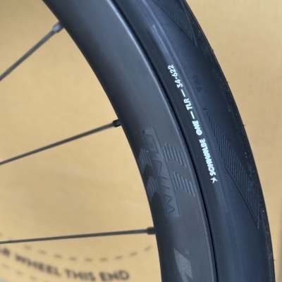 Pneu de bicicleta Schwalbe ONE TLR 34-622 montado em roda preta