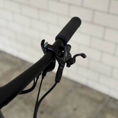 Guiador preto de bicicleta com punho de espuma preta e alavancas de travão preto