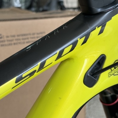 Quadro de bicicleta amarelo e preto com texto SPARK e SCOTT