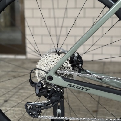 Roda traseira de bicicleta Scott com pneu preto e câmbio