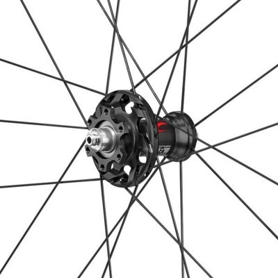 Cubo central preto de roda de bicicleta com raios finos em fundo branco